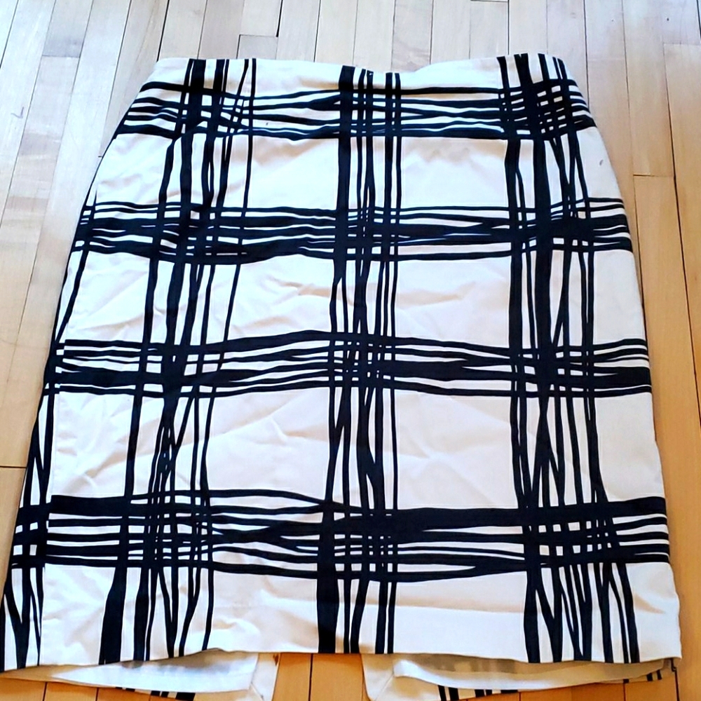 Black and white pencil skirt